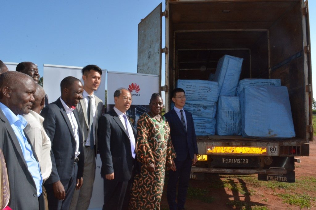 Huawei's 200 bicycle donation to Kamuli People being delivered. Witnessing this is: Bai Chengyu Executive Director, Huawei Enterprise & Government Business group, Hon. Rebecca Kadaga, the Speaker of Parliament, H.E. Zheng Zhuqiang, Chinese Ambassador, Patrick Tong Huawei's PR Director and the leaders of Kamuli. 