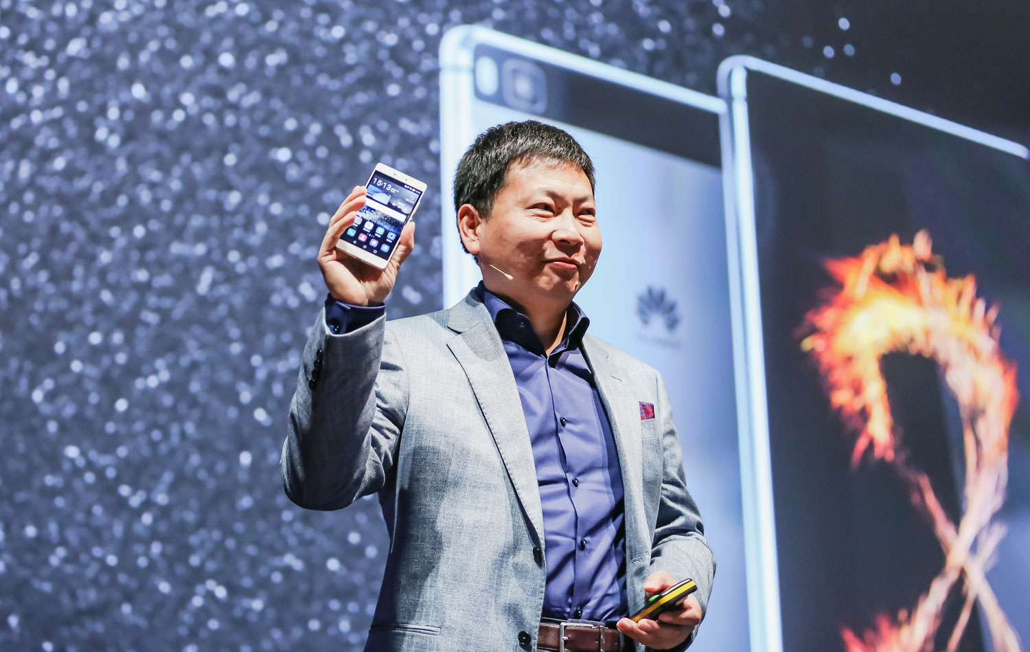 Photo of This is Fashionology: Huawei Launches the P8 with ‘Light Painting’