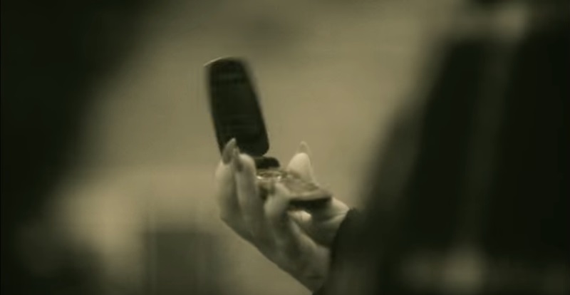 Photo of The internet has found Adele and her flip phone from the past