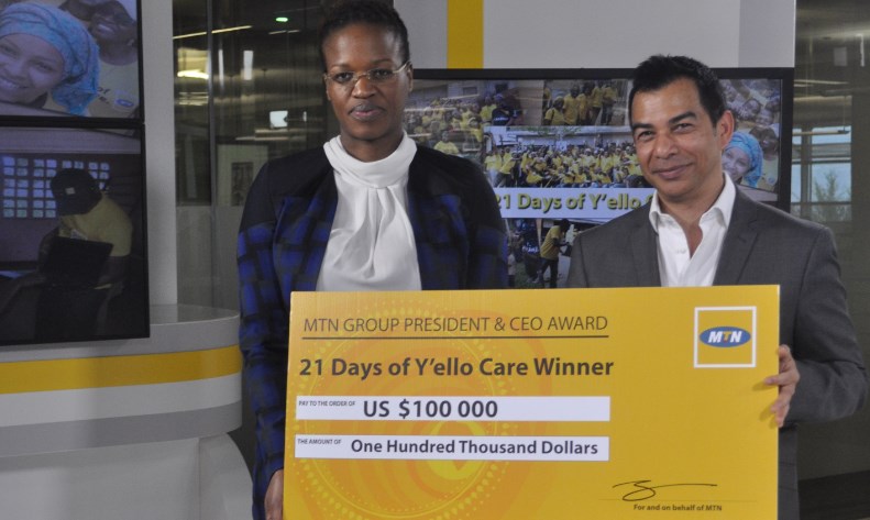 MTN Group Chief HR and Corporate Affairs Officer, Paul Norman hands over the 2015 Y’ello Care cheque to MTN Cameroon CEO, Philisiwe Sibiya
