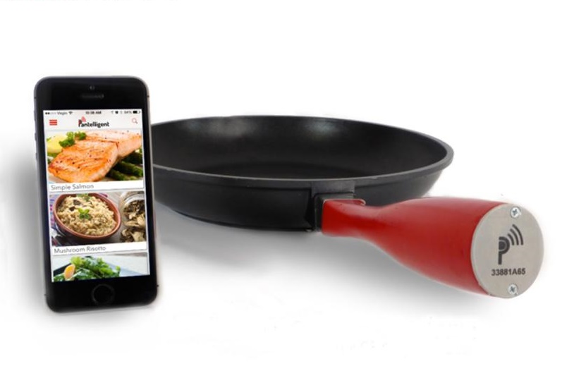 The pan has a central temperature gauge and a Bluetooth-equipped handle that, when it touches your phone, connects to the app.