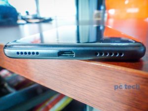 The bottom view of the Huawei P8 Lite (2017) has the speaker grills and the USB-TypeC port.