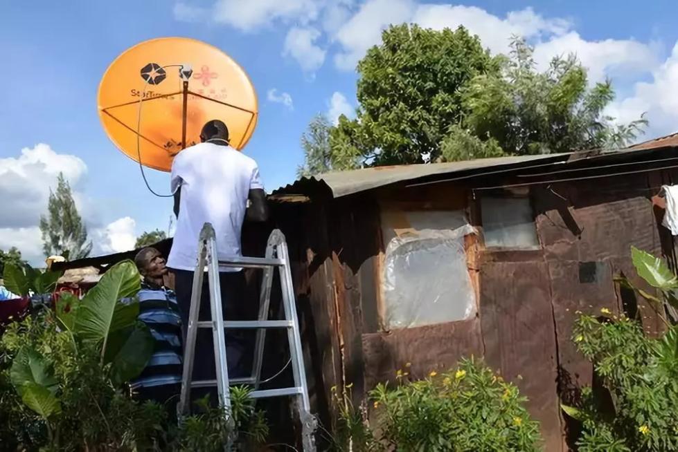 Installing a startimes satellite dish in the rural area of Kenya. Kenya is among the 25 countries that will benefit from the Access to Satellite TV for 10,000 African Villages project. (Photo Courtesy: Xinhuanet)