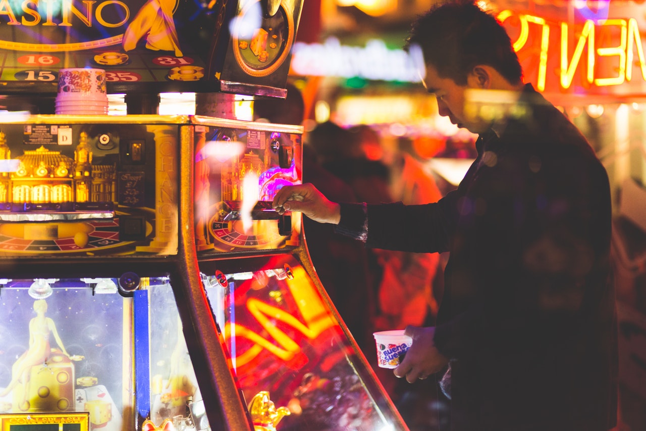 When you compare online casinos and land based casinos you notice that many things are similar | Pexels Photos.