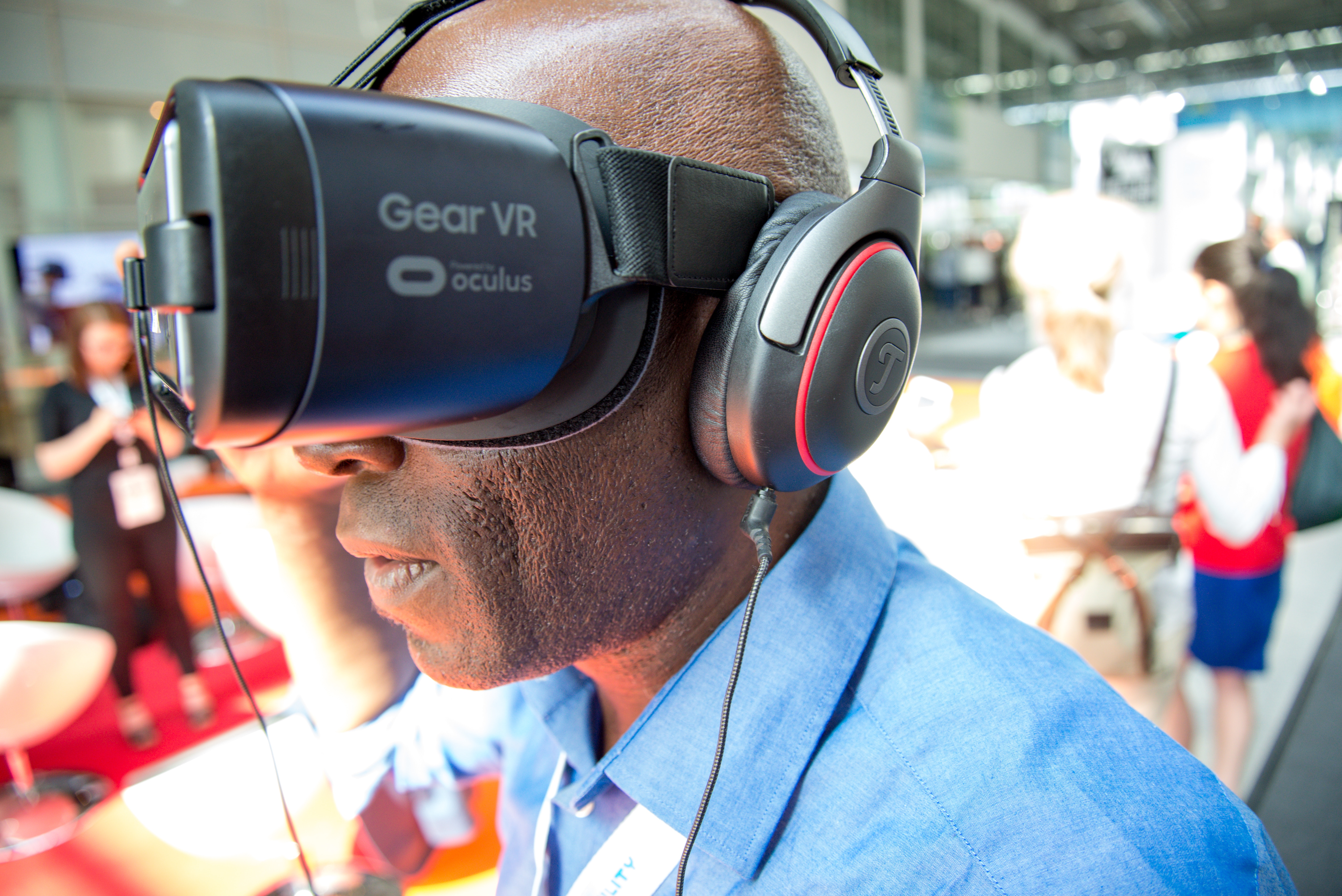 A male person seen wearing a Samsung Gear Oculus Virtual Reality headset. Photo by Stephan Sorkin on Unsplash