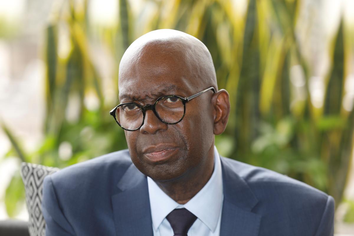 Photo of Safaricom Changes Logo to Grey Shade, After Passing of its CEO Robert Collymore