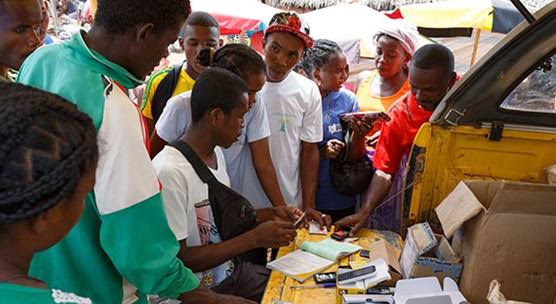 Selling phones in Madagascar. The Covid-19 pandemic has illustrated the value of digitalization, but is also a stark reminder of the remaining digital divide (photo: Artush/istockphotos)