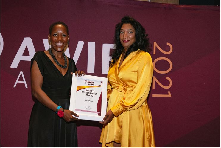 Nirmala Reddy (r) handing Tumi Mphahlele (l) the Energy Entrepreneur Award she won at the AWIEF Award.