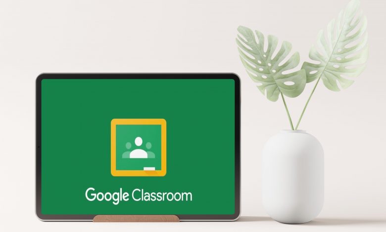 With ‌technology, students can work in groups or individually using programs like Google Classroom, and teachers can provide real-time feedback to group members. (COURTESY PHOTO)