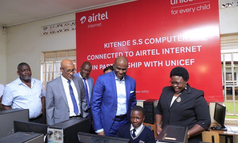 Munir Safieldin (2nd L); UNICEF Representative to Uganda, Segun Ogusanya (C); Airtel Africa CEO, and Joyce Moriku Kaducu (R); Minister of State for Primary Education witnessing one of the students at Kitende Secondary School browsing the internet at the school's computer laboratory. PHOTO: Airtel Uganda