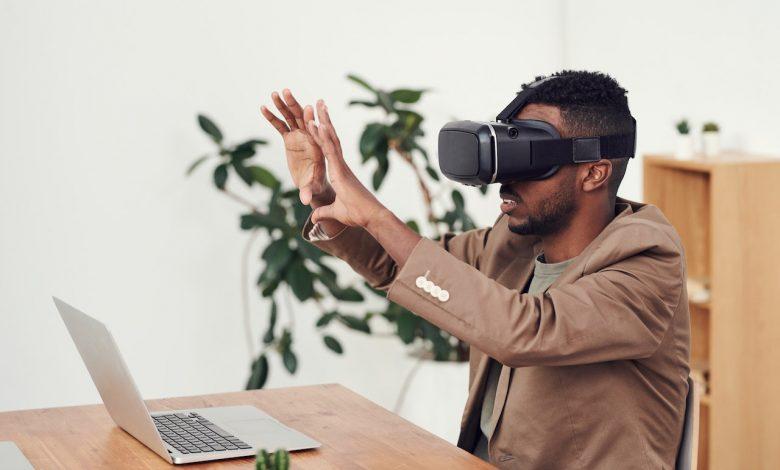 Interactive Content: Using virtual reality (VR), businesses can provide their audience with a unique and unforgettable experience. PHOTO: Fauxels/Pexels