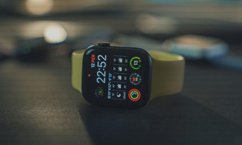 Smartwatches have now evolved into essential fashion accessories that both men and women integrate into their everyday lives. PHOTO: Onur Binay / Unsplash