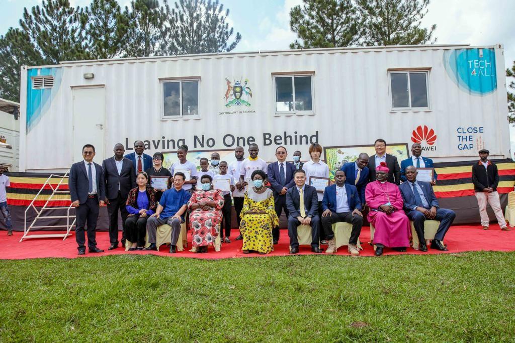 VP of Uganda, H.E Maj (rtd) Jessica Alupo (3rd from the left - front row) and Amb. Zhang Li Zhong (2nd from the left - front row) in a group photo with a delegations from Busoga Consortium for Development, Huawei Technologies Uganda Co. Limited, religious and political leaders in the Busoga sub-region among others.