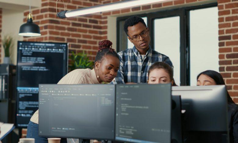 Software developers pictured brainstorming while looking at code on their computer screens. PHOTO: DCStudio / Freepik