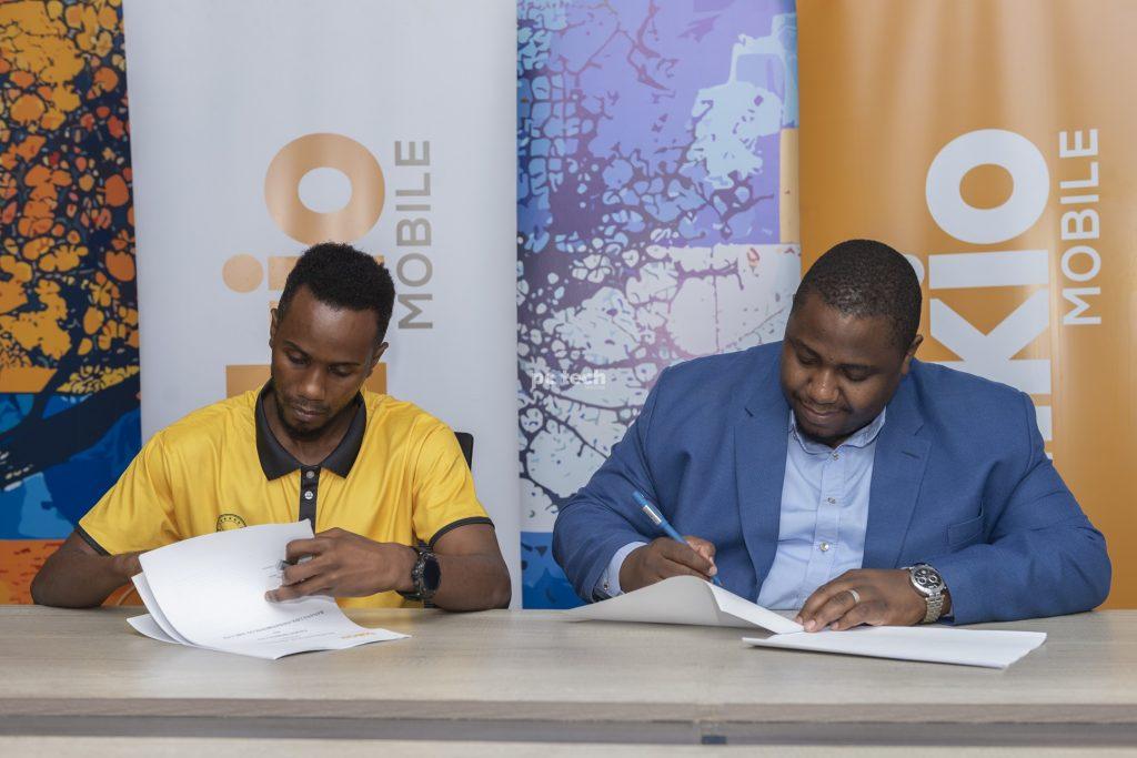 Solomon Semuyaba (left), Assistant General Manager at Banana Life Investments and Vianne Allan Ahura (right), the CEO of Talkio Mobile signing MoU which will see Talkio Mobile expand its retail footprint in Uganda through Banana Life Investments. PHOTO: PC Tech Magazine