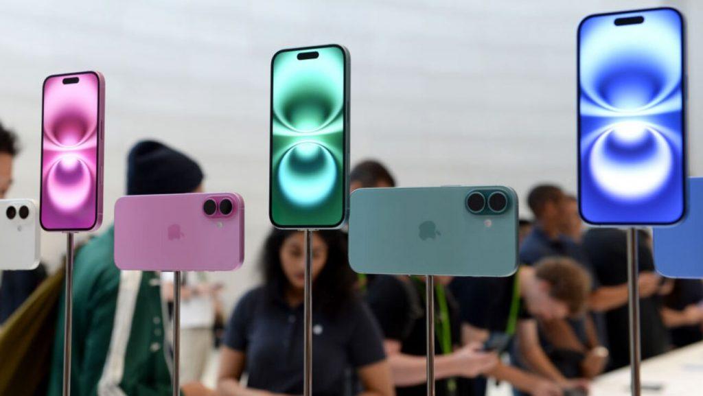 09 September 2024, USA, Cupertino: Devices of the new iPhone 16 model are on display after the presentation at Apple headquarters. Andrej Sokolow/picture alliance via Getty Images