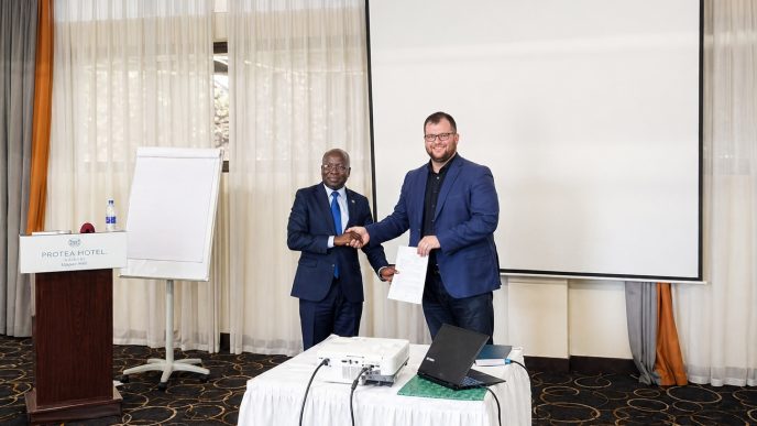 Dr. James Onyoin (left), Board Chairperson and founding member of Vision Africa AI and Carols Parker (right), Head of AI Programs at Arxia, shake hands after signing an MoU. PHOTO: PC Tech Magazine